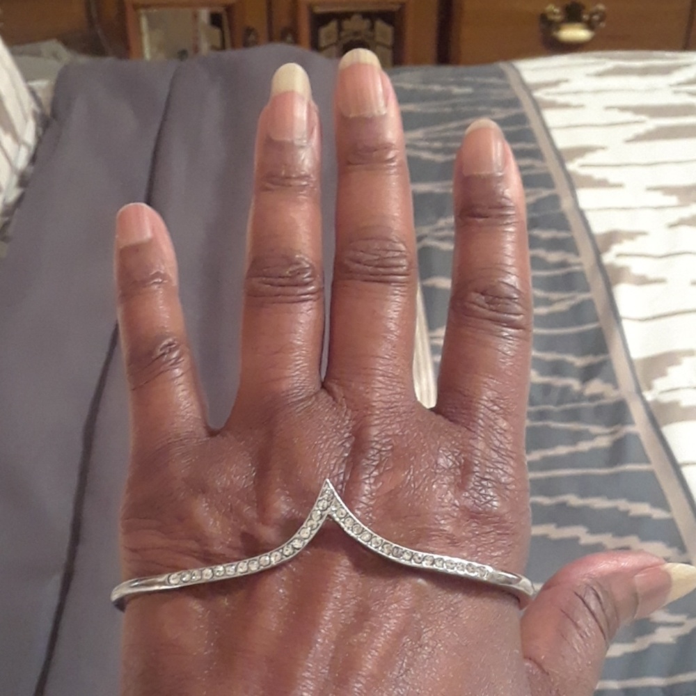 Hand Charm - Picture 3 of 3